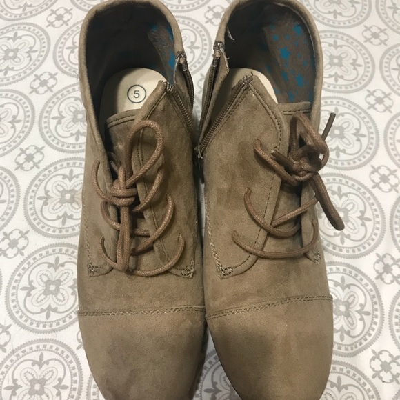 Beige boots - Picture 2 of 2